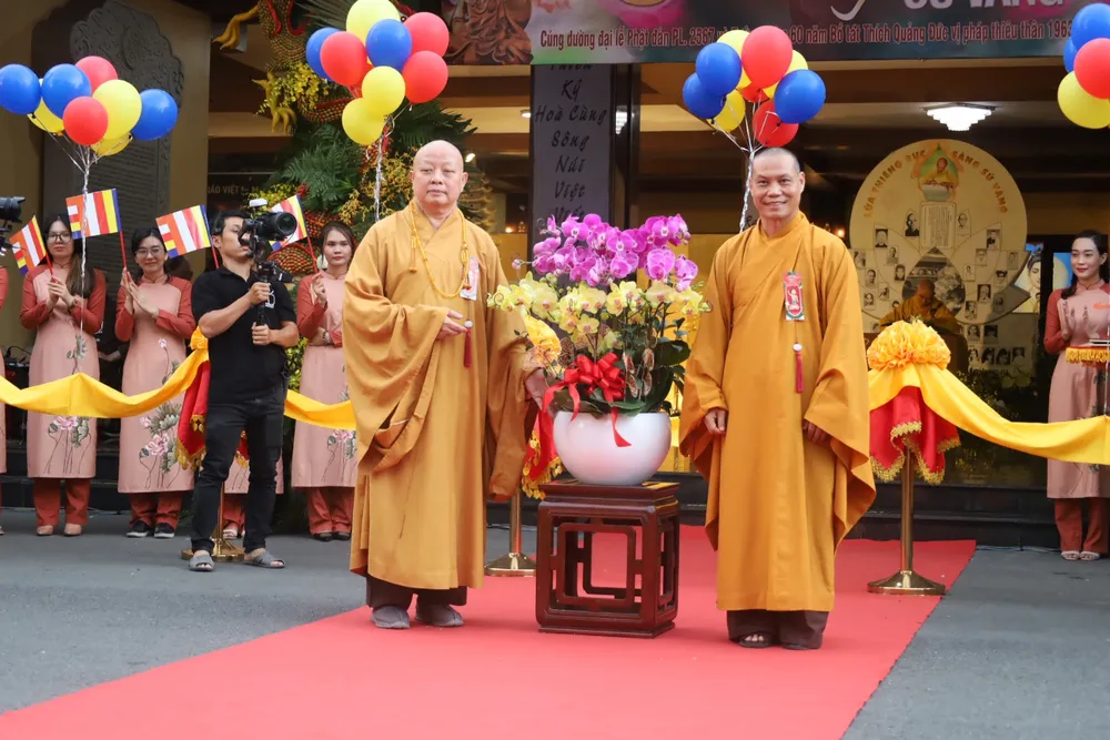 Hòa thượng Thích Lệ Trang, Ủy viên thường trực Hội đồng trị sự, Trưởng ban trị sự GHPGVN TP.HCM, Trưởng ban tổ chức Đại lễ Phật đản Phật lịch 2567, tặng hoa chúc mừng Thượng tọa Thích Trí Chơn. Ảnh: QUỐC HƯƠNG