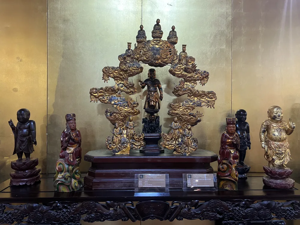 Nhân dịp này, triển lãm trưng bày nhiều tượng cổ liên quan đến lịch sử phát triển Phật giáo tại Việt Nam. Ảnh: QUỐC HƯƠNG