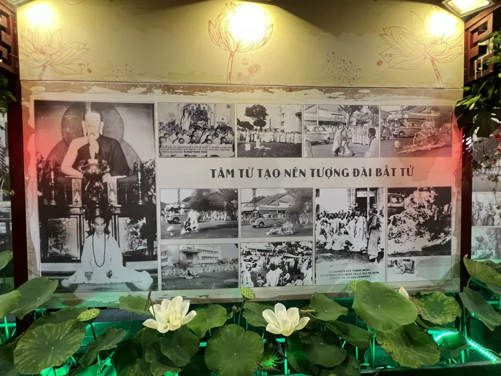 Triển lãm Lửa thiêng rực sáng sử vàng còn trưng bày hình ảnh về 50 tấm gương của các vị bồ tát, thánh tử đạo vì mục đích trường tồn, hòa bình, độc lập dân tộc. Thời gian diễn ra từ ngày 26-5 đến 2-6. Ảnh: QUỐC HƯƠNG