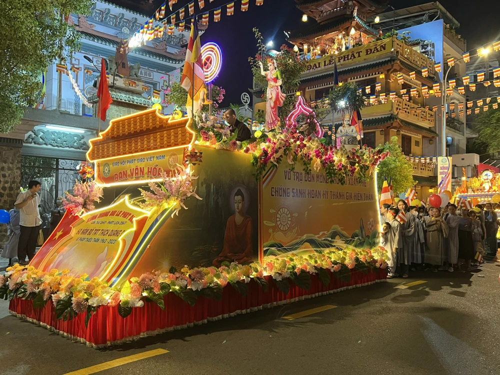 Xe rước được trang trí tượng Phật đản sinh, hoa, đèn lồng nhiều màu sắc rực rỡ, hoa tươi… thể hiện nét đẹp văn hóa Phật giáo Việt Nam. Ảnh: QUỐC HƯƠNG