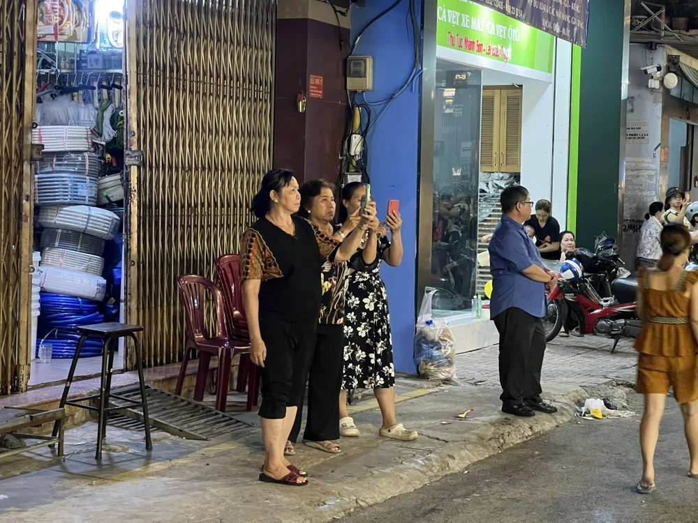 “Mỗi khi có đoàn xe rước Đức Phật đi ngang qua, tôi cầu mong Ngài ban phước cho gia đình và bá tánh được hưởng duyên lành, phước thiện” – Chị Nguyễn Ngọc Hiếu (34 tuổi, ngụ quận 10), quan sát đoàn rước kiệu và chia sẻ. Ảnh: QUỐC HƯƠNG