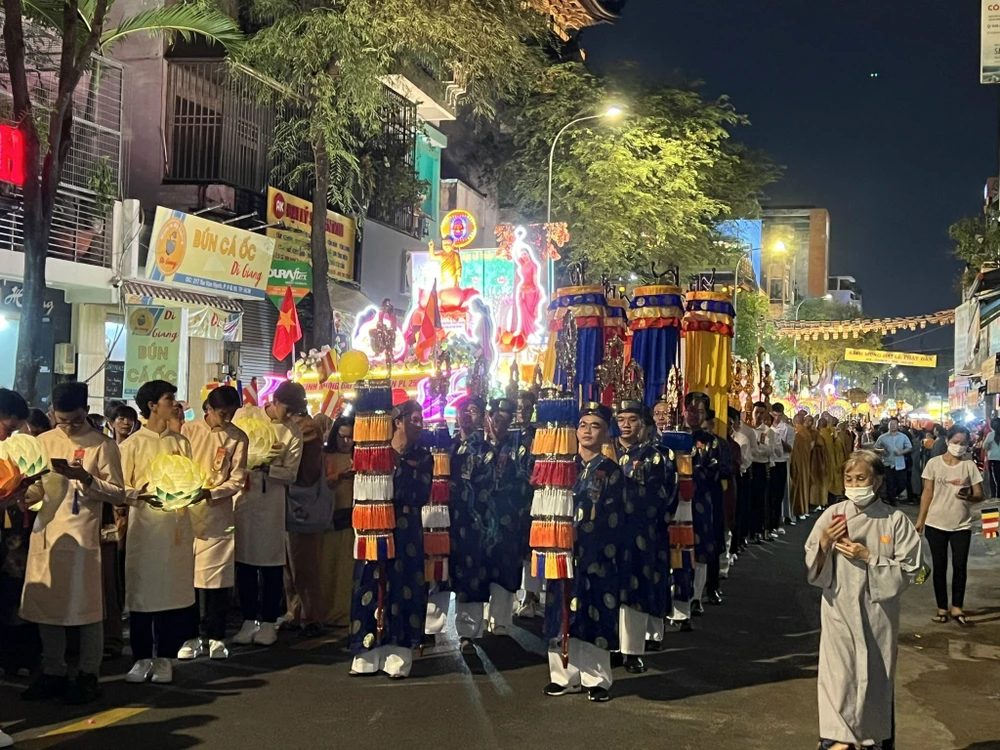 Người dân, phật tử không phân biệt tuổi tác, nghề nghiệp cùng nhau tham gia rước kiệu trên đường phố. Ảnh: QUỐC HƯƠNG