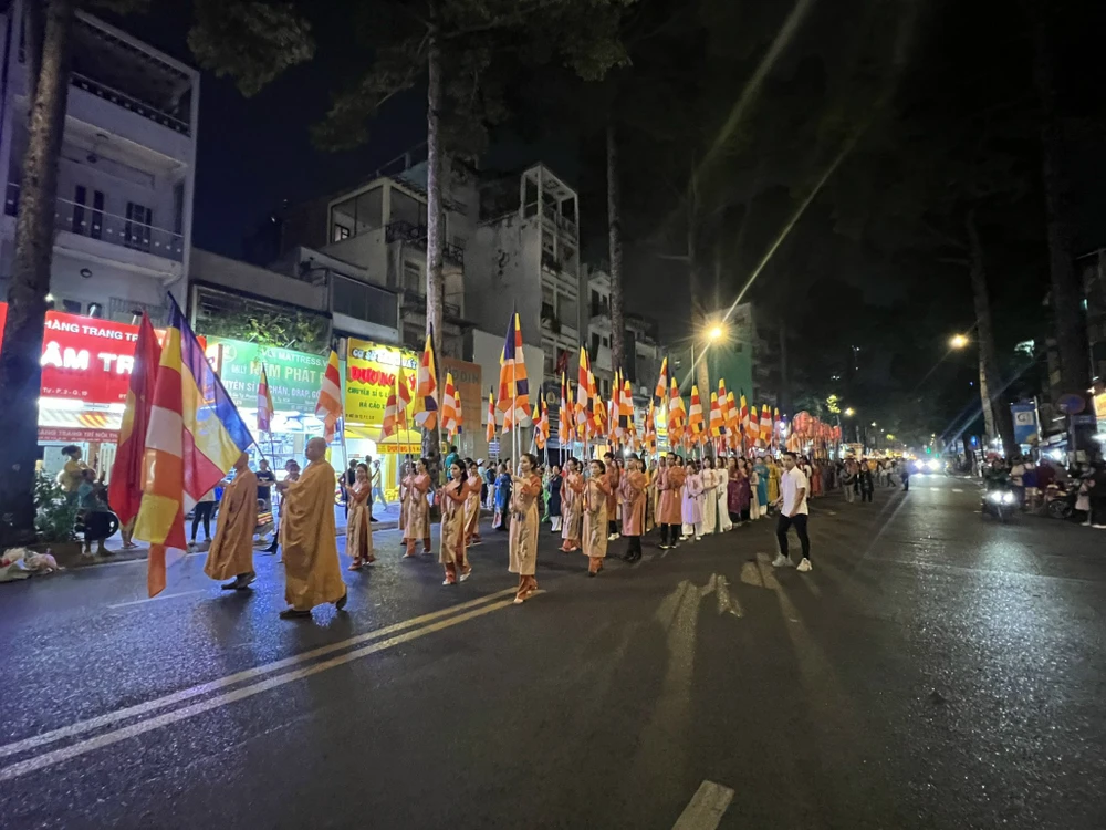 Đoàn dẫn đầu di chuyển trên đường Ngô Gia Tự dưới cơn mưa nhẹ tối 26-5. Ảnh: QUỐC HƯƠNG