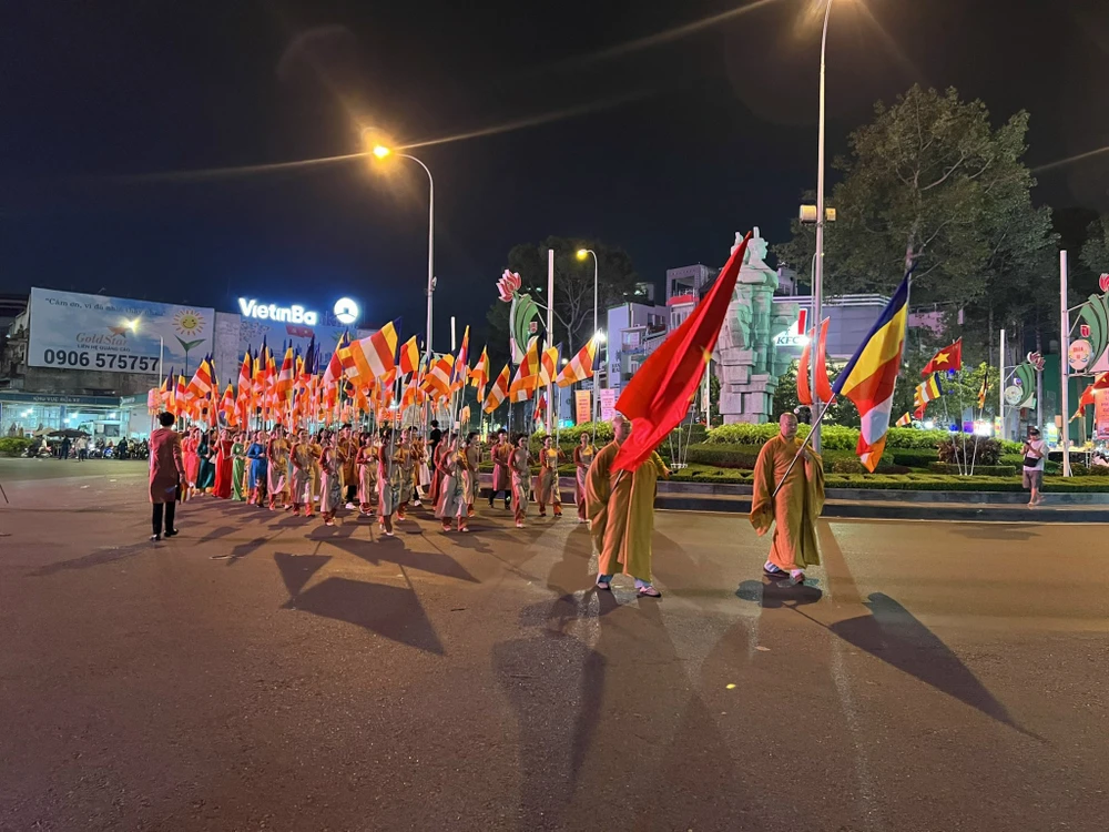 Hằng năm, GHPGVN TP.HCM đều tổ chức lễ rước Đức Phật vào dịp mừng các đại lễ lớn của Phật giáo. Ảnh: QUỐC HƯƠNG