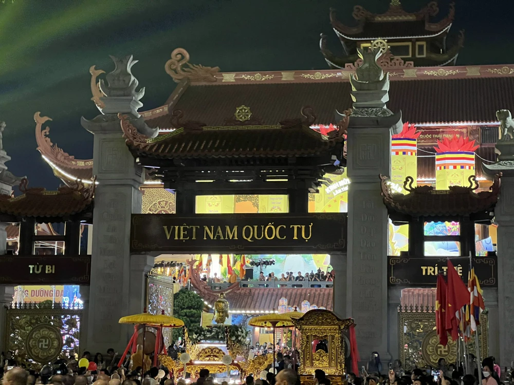 Đoàn rước kiệu kết thúc tại Việt Nam Quốc Tự. Lúc này sẽ tiến hành các nghi thức an vị Phật và tụng niệm. Ảnh: QUỐC HƯƠNG