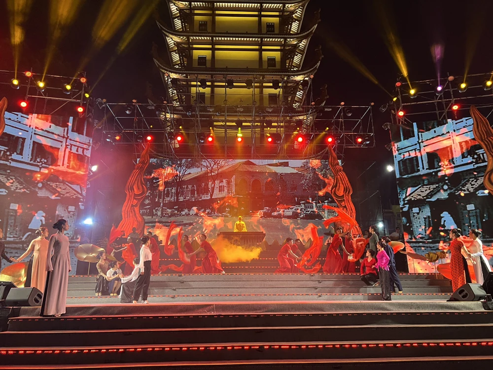 Chương trình biểu diễn nghệ thuật “Lửa thiêng rực sáng sử vàng” gồm 3 phần: Mừng Đức Phật ra đời; Trái tim Bồ tát và Tự hào người con Phật. Ảnh: QUỐC HƯƠNG