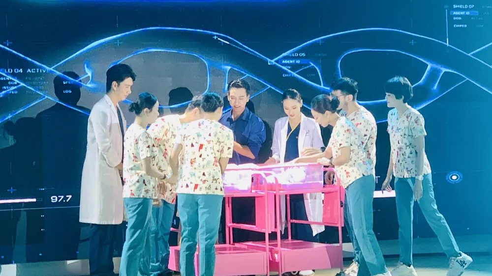 Tái hiện khoảnh khắc phẫu thuật tách rời Trúc Nhi, Diệu Nhi. Ảnh: THẢO PHƯƠNG