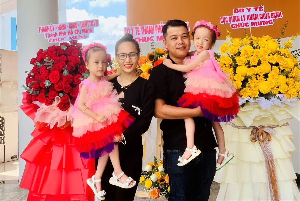 Gia đình Trúc Nhi, Diệu Nhi trở lại BV Nhi đồng TP dịp kỷ niệm 5 năm hoạt động BV. Ảnh: THẢO PHƯƠNG