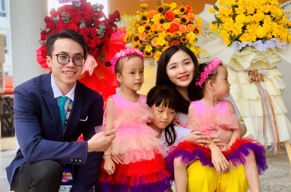 Trúc Nhi và Diệu Nhi hội ngộ cùng các BS BV Nhi đồng TP. Ảnh: THẢO PHƯƠNG