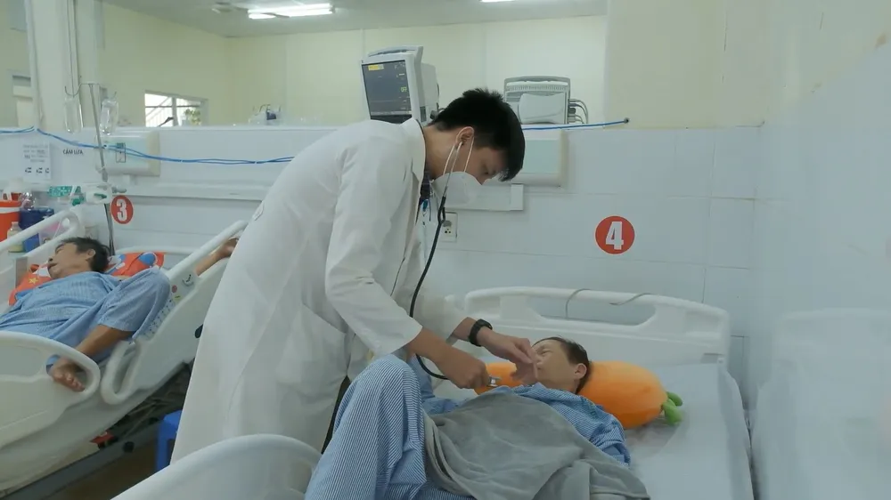 BS BV Quân Y 175 đang thăm khám cho bệnh nhân đột quỵ. Ảnh: BVCC