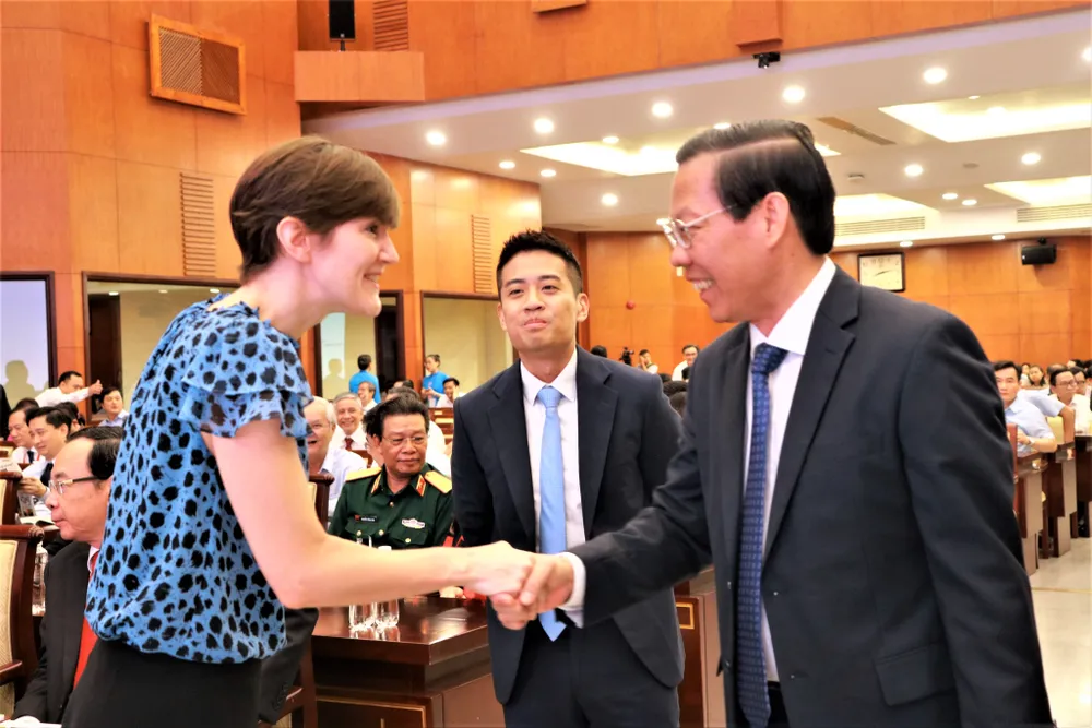 Ông Phan Văn Mãi - Chủ tịch UBND TP.HCM bắt tay bà Emily Hamblin - Tổng lãnh sự Anh tại TP.HCM. ẢNH: VÕ THƠ Ông Phan Văn Mãi - Chủ tịch UBND TP.HCM bắt tay bà Emily Hamblin - Tổng lãnh sự Anh tại TP.HCM. ẢNH: VÕ THƠ
