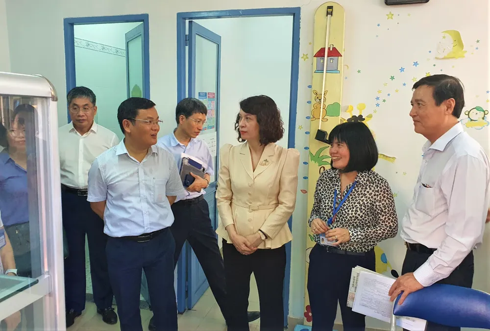Thứ trưởng Bộ Y tế Nguyễn Thị Liên Hương thị sát tình hình phòng chống dịch tại Trường mầm non TP. Ảnh: HL Thứ trưởng Bộ Y tế Nguyễn Thị Liên Hương thị sát tình hình phòng chống dịch tại Trường mầm non TP. Ảnh: HL