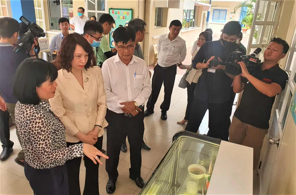Thứ trưởng Bộ Y tế Nguyễn Thị Liên Hương thị sát tình hình phòng chống dịch tại Trường mầm non TP. Ảnh: HL Thứ trưởng Bộ Y tế Nguyễn Thị Liên Hương thị sát tình hình phòng chống dịch tại Trường mầm non TP. Ảnh: HL