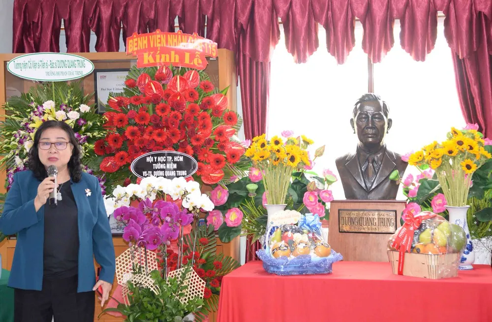 Bà Nguyễn Thị Ngọc Dung chia sẻ câu chuyện về thầy Dương Quang Trung. Ảnh: THẢO PHƯƠNG