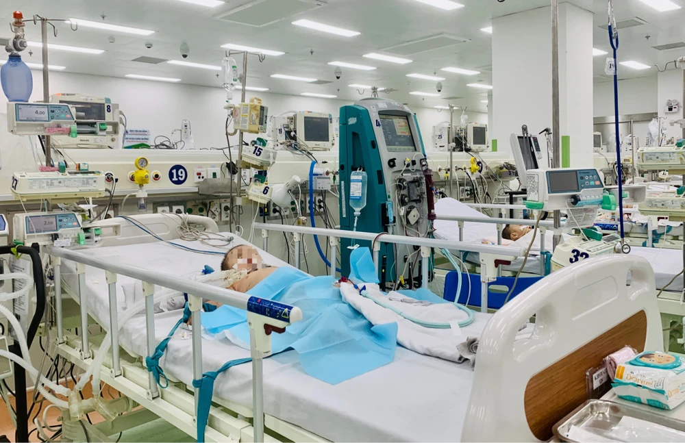 Bệnh nhi mắc tay chân miệng nặng đang điều trị tại Bệnh viện Nhi đồng 1. Ảnh: THẢO PHƯƠNG