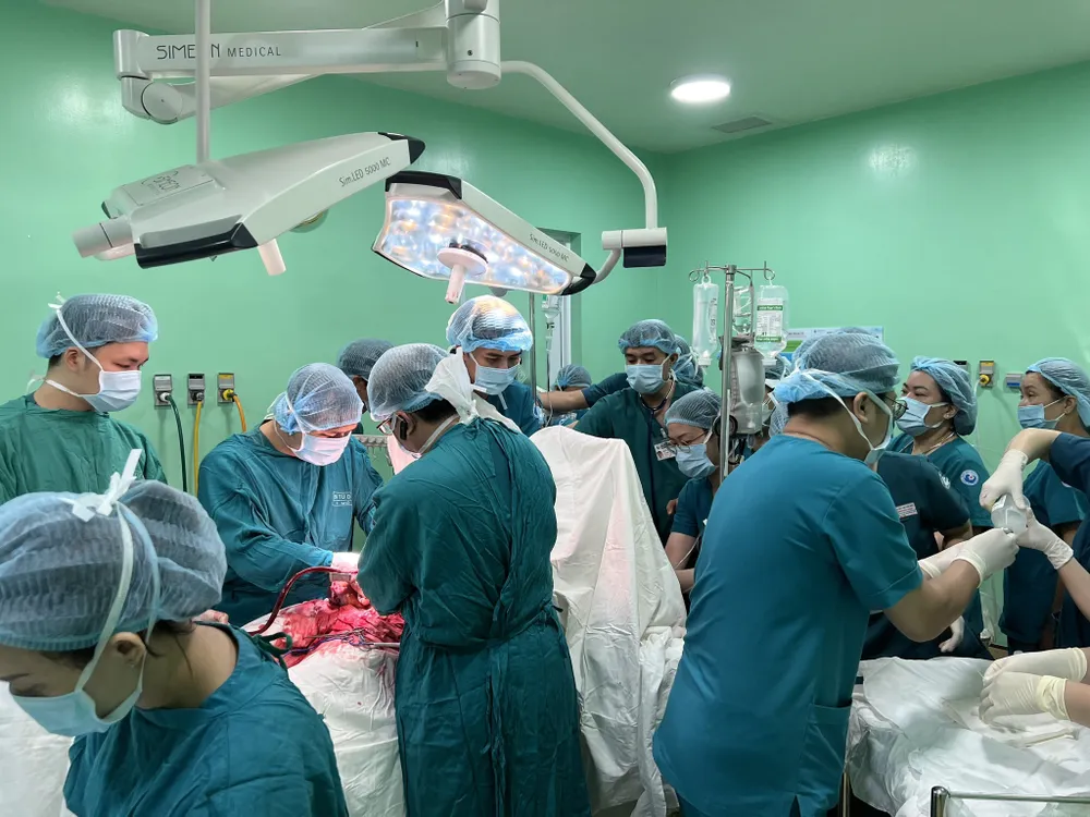 Đội ngũ bác sĩ Bệnh viện Từ Dũ nỗ lực cứu sống sản phụ ngưng tim ngưng thở do vỡ tử cung. Ảnh: BVCC Đội ngũ bác sĩ Bệnh viện Từ Dũ nỗ lực cứu sống sản phụ ngưng tim ngưng thở do vỡ tử cung. Ảnh: BVCC