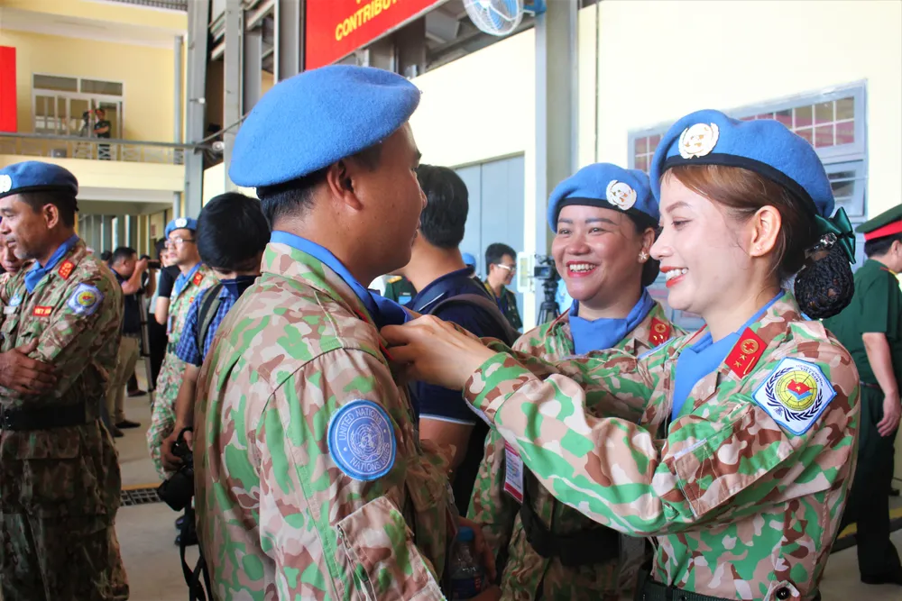 Các nữ quân nhân chỉnh trang trang phục cho đồng đội.