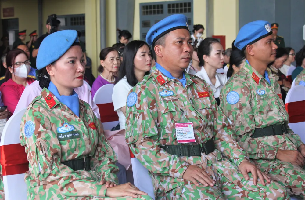 Chị Trần Thuận Trang cùng đồng đội tại lễ xuất quân.