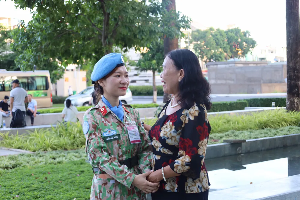 Nữ quân nhân Trần Như Ngọc tạm biệt mẹ trước khi lên đường làm nhiệm vụ.