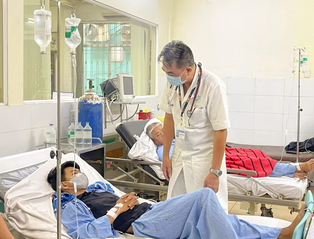 Bác sĩ Bệnh viện Quân Y 175 điều trị cho bệnh nhân ngộ độc methanol. Ảnh: BVCC Bác sĩ Bệnh viện Quân Y 175 điều trị cho bệnh nhân ngộ độc methanol. Ảnh: BVCC