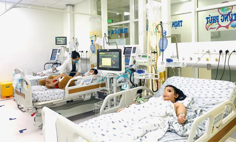 Bệnh nhi tay chân miệng đang điều trị tại Bệnh viện Nhi đồng TP. Ảnh: THẢO PHƯƠNG Bệnh nhi tay chân miệng đang điều trị tại Bệnh viện Nhi đồng TP. Ảnh: THẢO PHƯƠNG