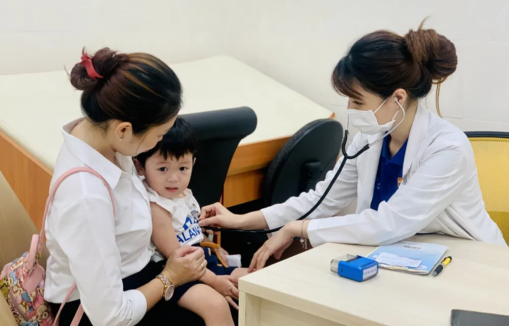 Chị Mai Lang Khanh đưa con trai 2 tuổi quay lại Bệnh viện Hùng Vương khám sức khỏe. Ảnh: THẢO PHƯƠNG