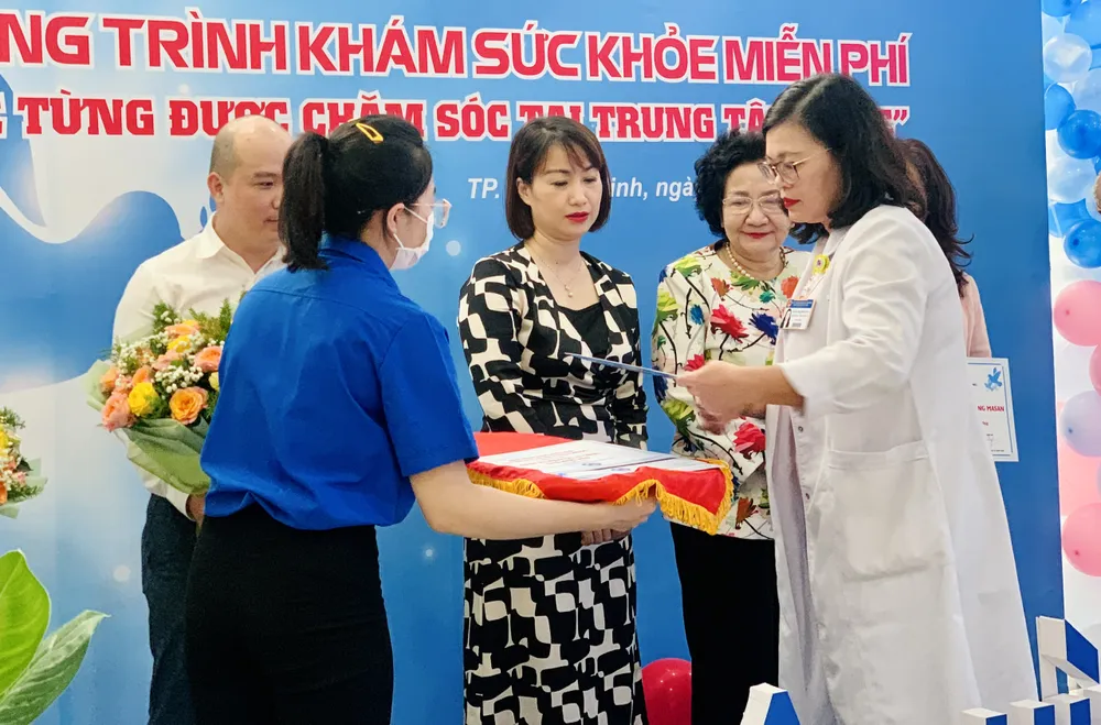 BS Hoàng Thị Diễm Tuyết, Giám đốc BV Hùng Vương, tặng hoa cho nhà tài trợ chương trình. Ảnh: THẢO PHƯƠNG