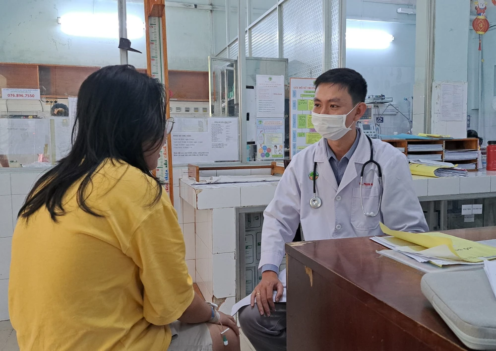 Bệnh nhi NBT được bác sĩ thăm khám trước khi xuất viện. Ảnh: NVCC