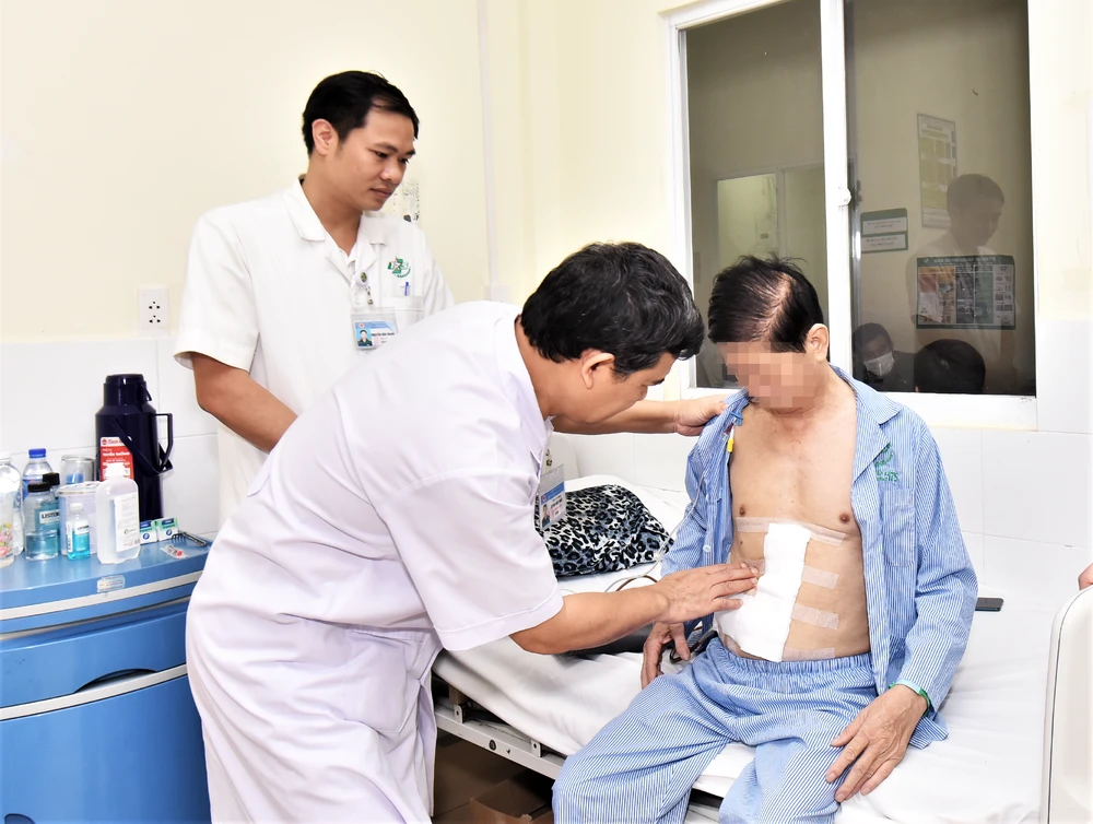 Các bác sĩ đang thăm khám lại cho bệnh nhân sau phẫu thuật. Ảnh: BVCC