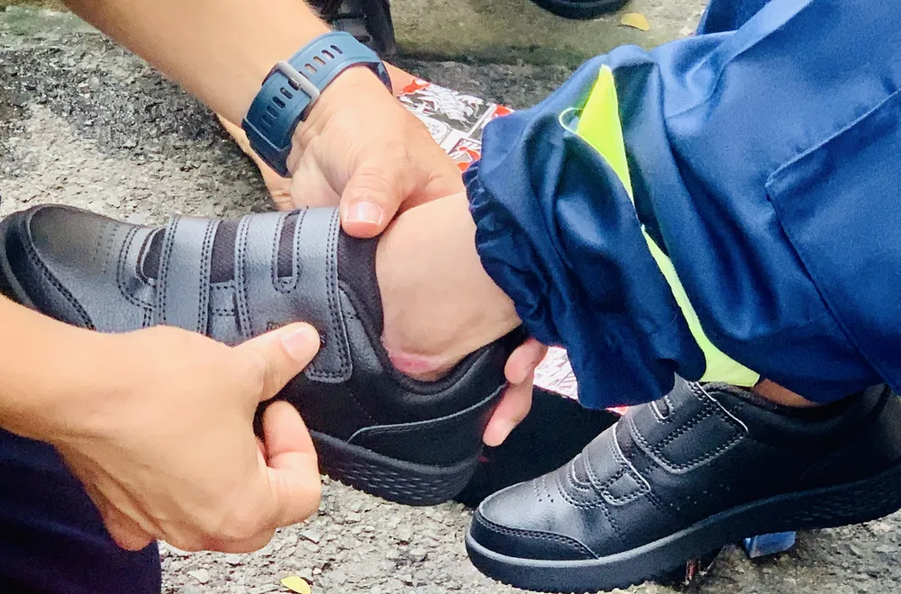 Quân được mang giày của lính cứu hỏa. Ảnh: THẢO PHƯƠNG