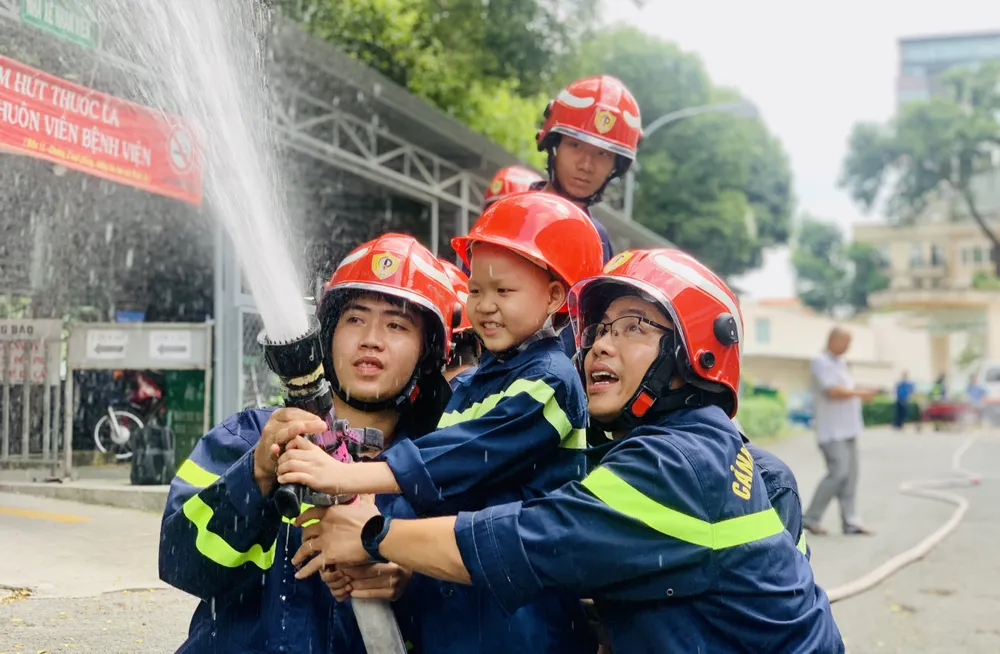 Trần Đặng Trung Quân trải nghiệm một lần làm lính cứu hỏa. Ảnh: THẢO PHƯƠNG