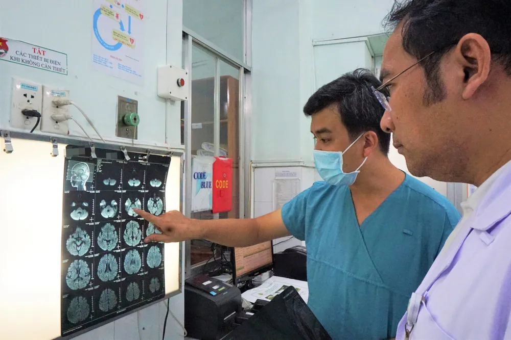 Các bác sĩ hội chẩn, đánh giá tình trạng bệnh nhi. Ảnh: BVCC