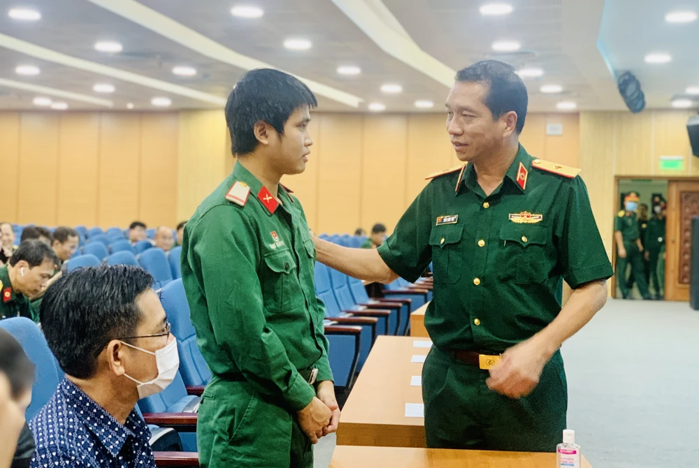 TS-BS Trần Quốc Việt, Giám đốc Bệnh viện Quân Y 175, thăm hỏi bệnh nhân đầu tiên ghép thận. Ảnh: THẢO PHƯƠNG