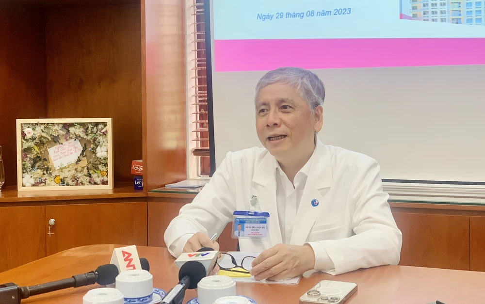 BS chuyên khoa 2 Trần Ngọc Hải, Giám đốc BV Từ Dũ, chia sẻ về ca thai phụ mắc bướu máu bánh nhau. Ảnh: THẢO PHƯƠNG