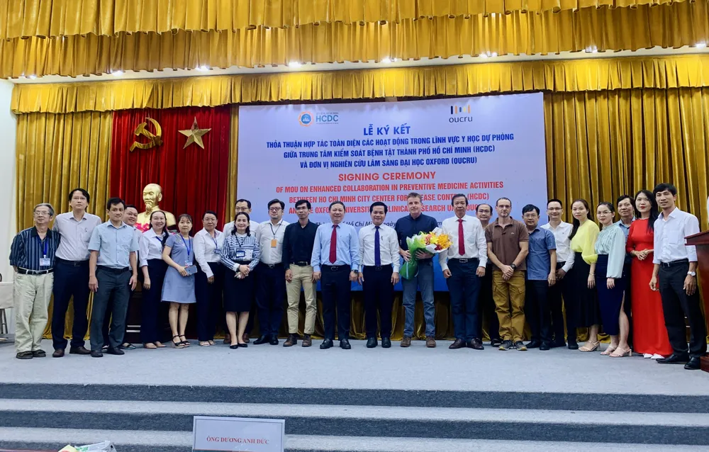 Lễ ký kết thỏa thuận hợp tác toàn diện các hoạt động trong lĩnh vực y học dự phòng giữa HCDC và OUCRU. Ảnh: THẢO PHƯƠNG