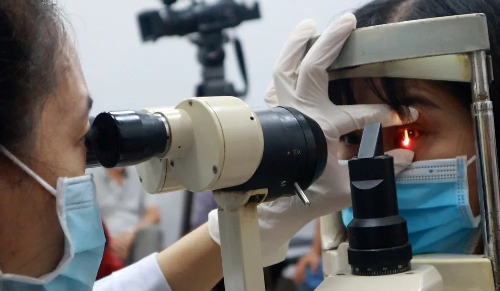 Bệnh nhân khám đau mắt đỏ tại BV Mắt TP.HCM. Ảnh: THẢO PHƯƠNG