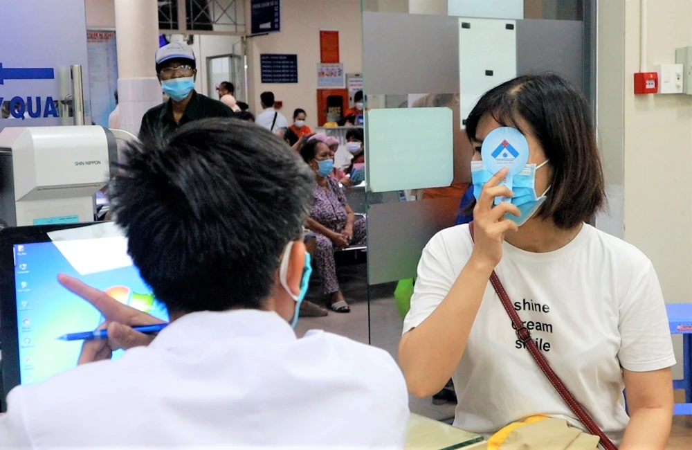 Bệnh nhân khám đau mắt đỏ tại Bệnh viện Mắt TP.HCM. Ảnh: THẢO PHƯƠNG