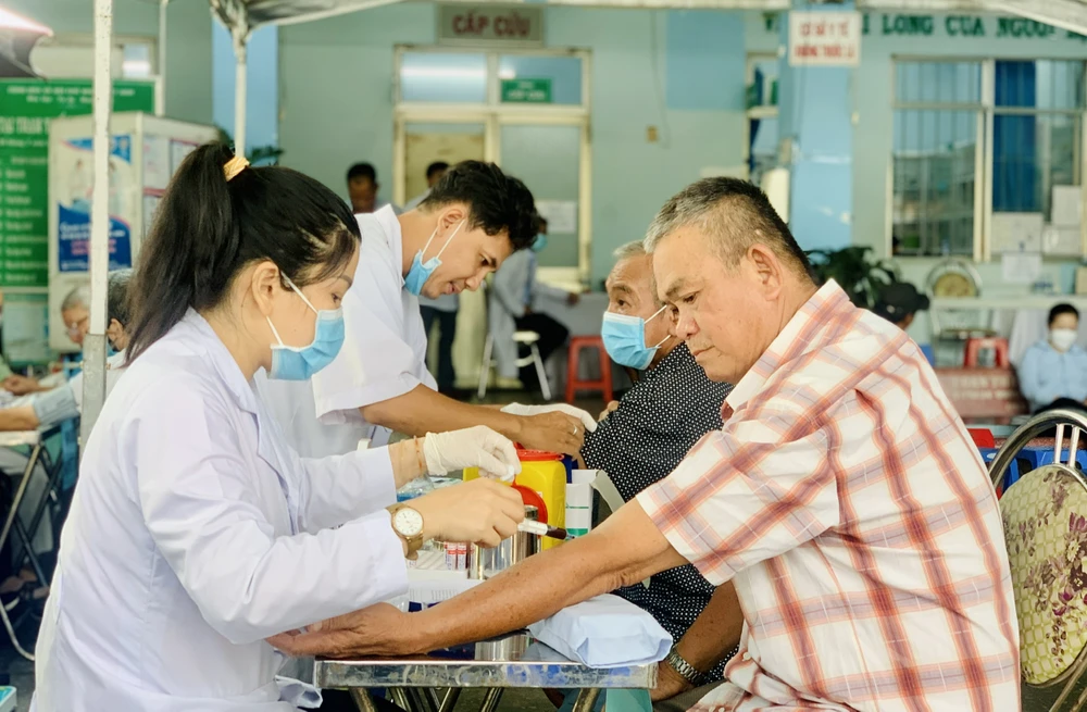 Đông đảo người dân đến khám sức khoẻ miễn phí tại Trạm Y tế phường 8, quận Gò Vấp. Ảnh: THẢO PHƯƠNG