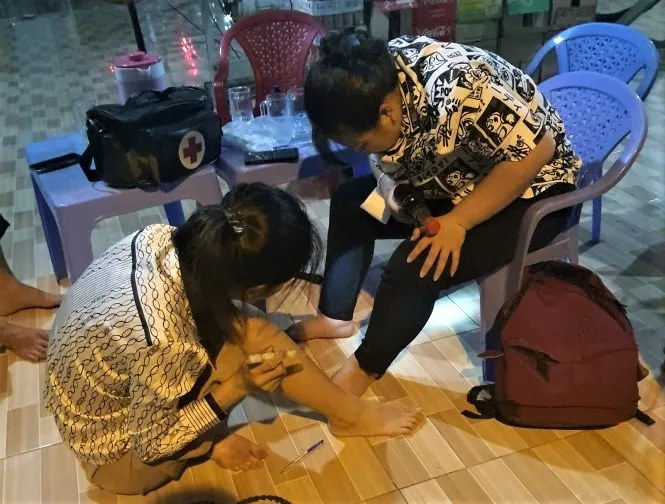 Nhân viên HCDC đang làm mồi người bắt muỗi đêm. Ảnh: HCDC bat-muoi-dem1 (2).jpg
