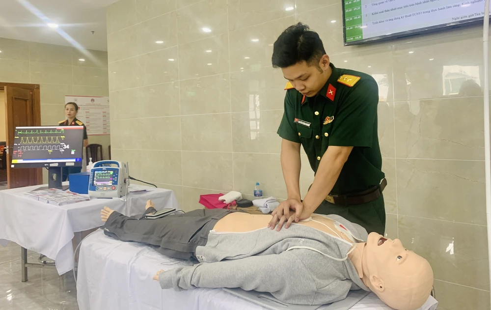 Bác sĩ BV Quân y 175 sơ cấp cứu trên mô hình. Ảnh: THẢO PHƯƠNG cap-cuu-ngoai-vien2.jpg