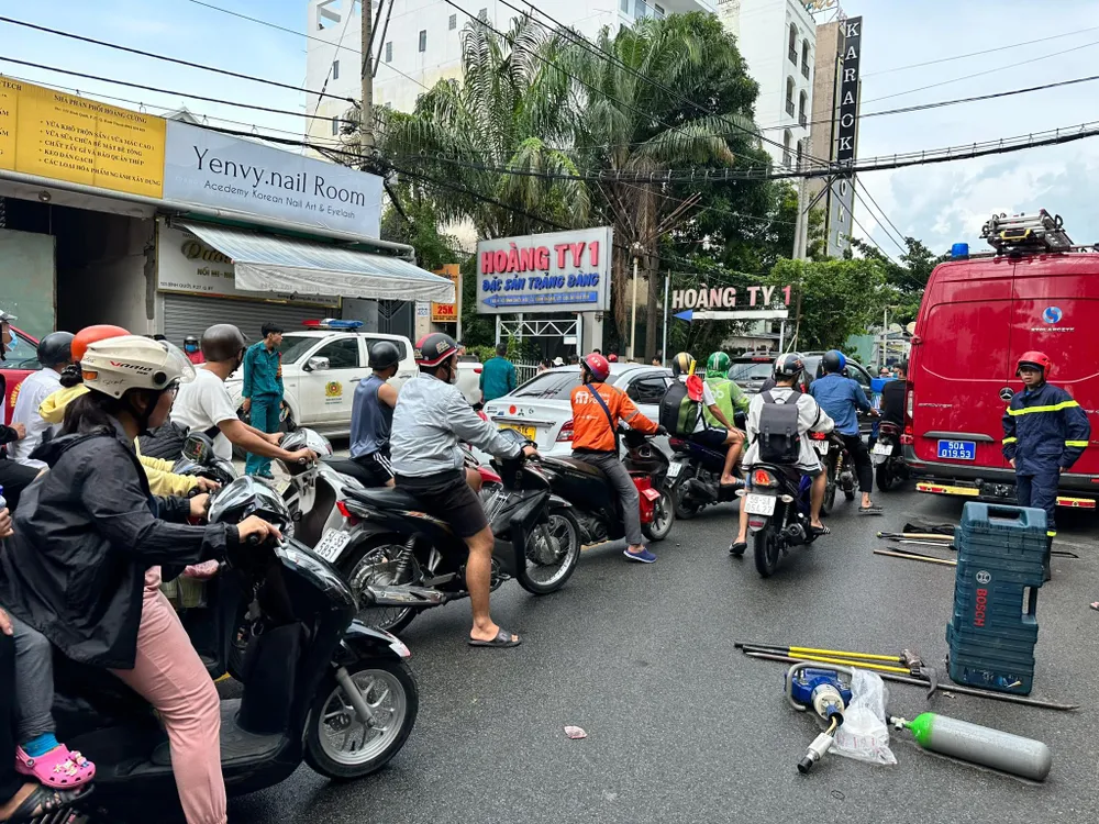 Lực lượng chức năng đang tiếp tục tìm kiếm nạn nhân. Ảnh: NGUYỄN YÊN sap-nha-4-tang.jpg