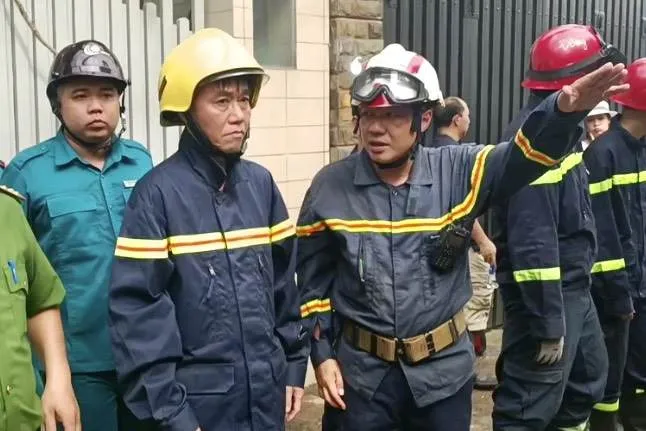 Thiếu tá Huỳnh Nguyên Thuận (nón trắng) tại hiện trường cứu hộ tai nạn. Ảnh: NGUYỄN YÊN sap-nha-4-tang1.jpg