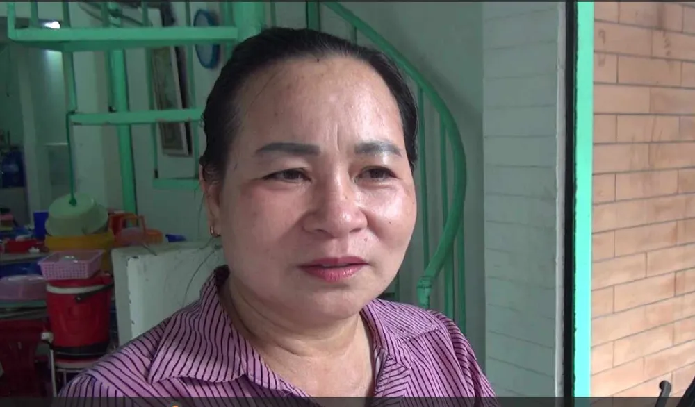 Bà Hoàng Thị Nhiên kể lại vụ sập nhà. Ảnh: NGUYỄN YÊN sap-nha-4-tang2.jpg