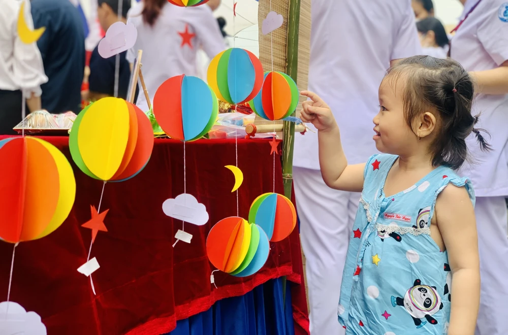 Nụ cười tươi tắn của bệnh nhi khi được vui trung thu trong bệnh viện. Ảnh: THẢO PHƯƠNG trung-thu1-2289-921.jpg