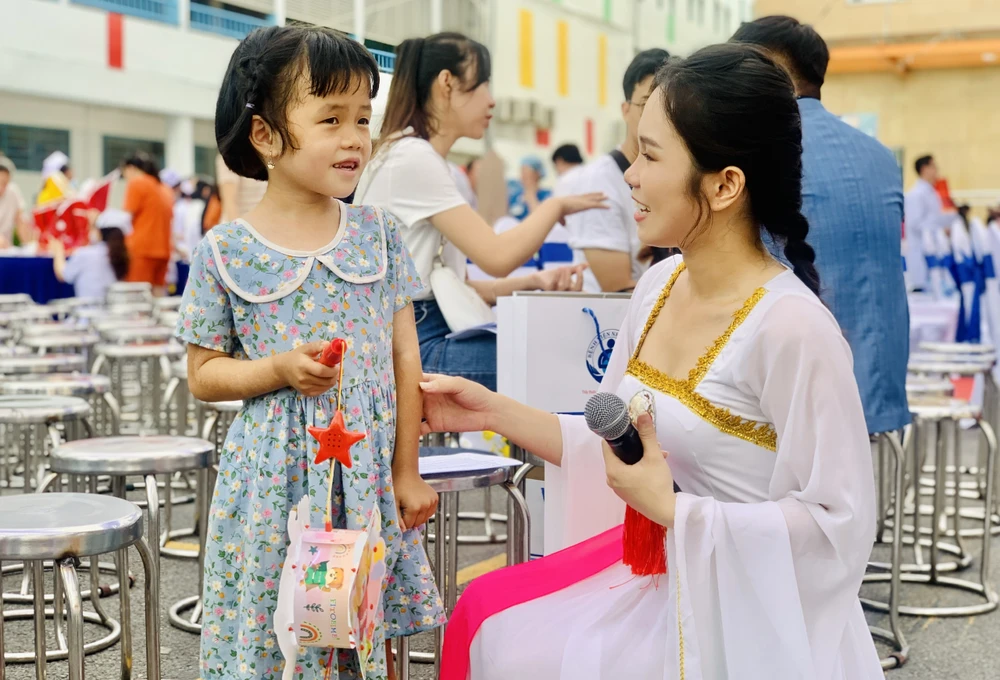 Chị Hằng vui trung thu cùng một bệnh nhi. Ảnh: THẢO PHƯƠNG trung-thu3.jpg
