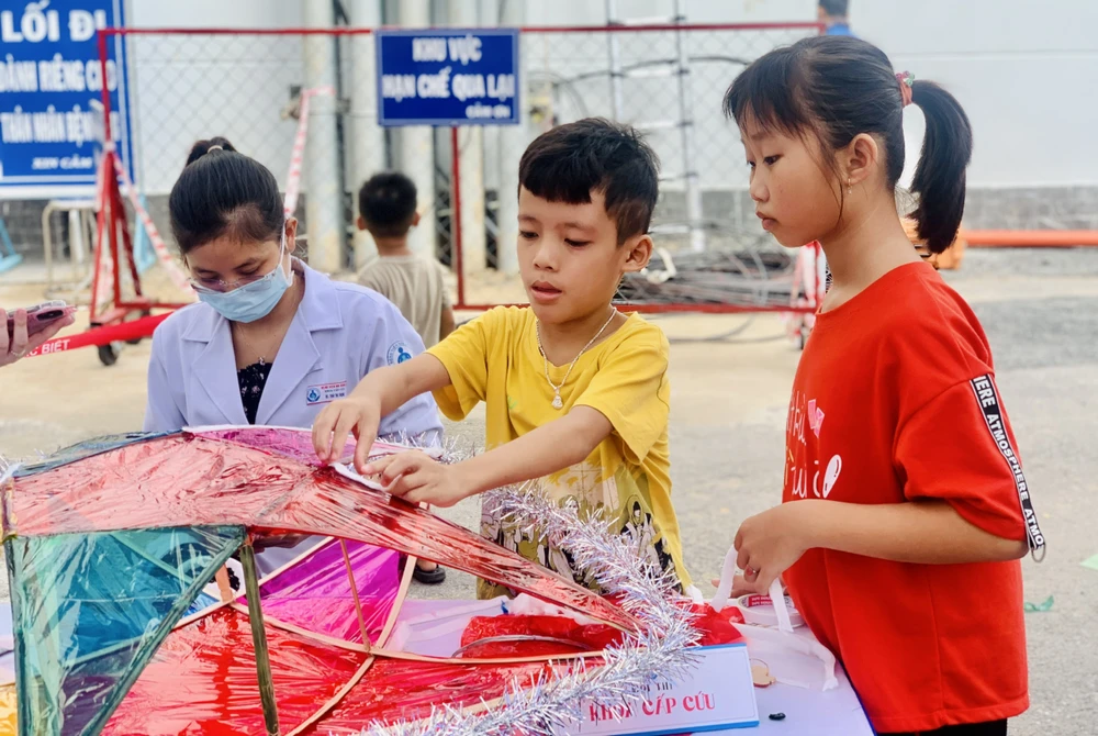 Các bệnh nhi chăm chú làm lồng đèn. Ảnh: THẢO PHƯƠNG trung-thu5.jpg