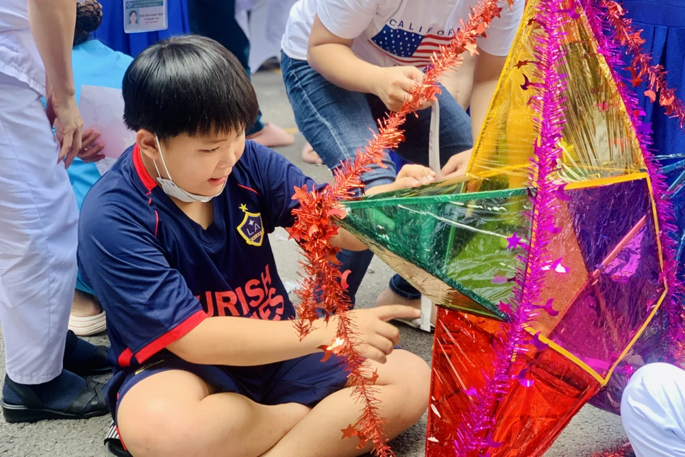 Bệnh nhi tham gia thi thiết kế lồng đèn ngày tết trung thu. Ảnh: THẢO PHƯƠNG trung-thu6.jpg