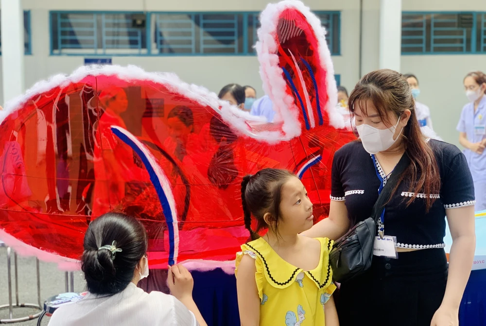 Chiếc lồng đèn cá chép dần được hoàn thành. Ảnh: THẢO PHƯƠNG trung-thu7.jpg