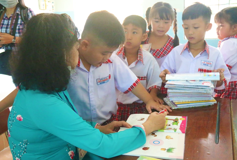 Cho học sinh tiểu học hoàn tất bài tập trên lớp, không giao về nhà. Ảnh: THẢO PHƯƠNG hoc-sinh9.JPG