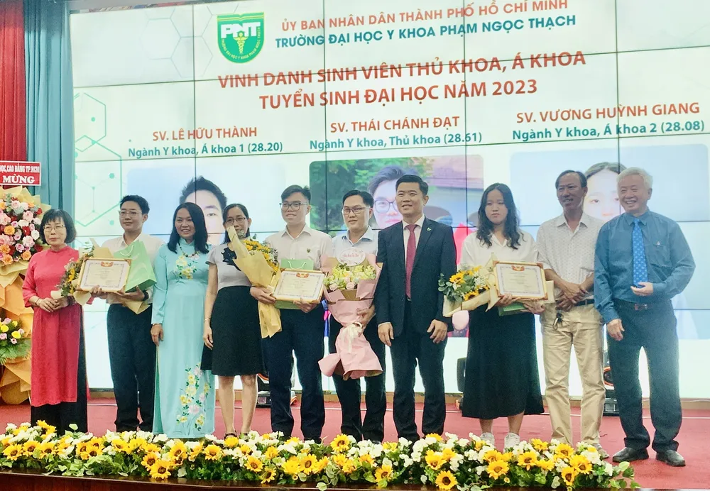 Khen thưởng các thủ khoa, á khoa. Ảnh: THẢO PHƯƠNG ĐH-y-khoa-PNT3.jpg